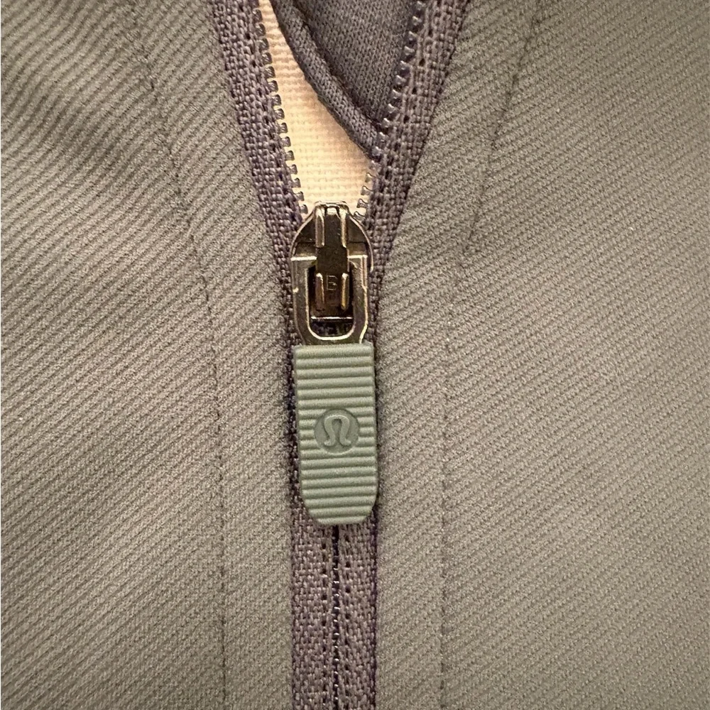 Women’s Lulu Lemon Wunder Train Track Green Jacket Sz 4 - Picture 3 of 6